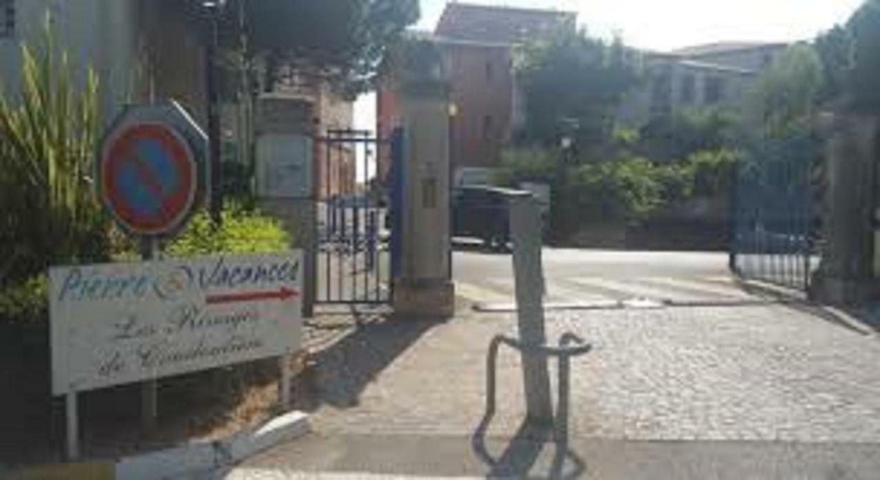 Coudouliere Vue Mer Et Port Six-Fours-les-Plages Exterior photo